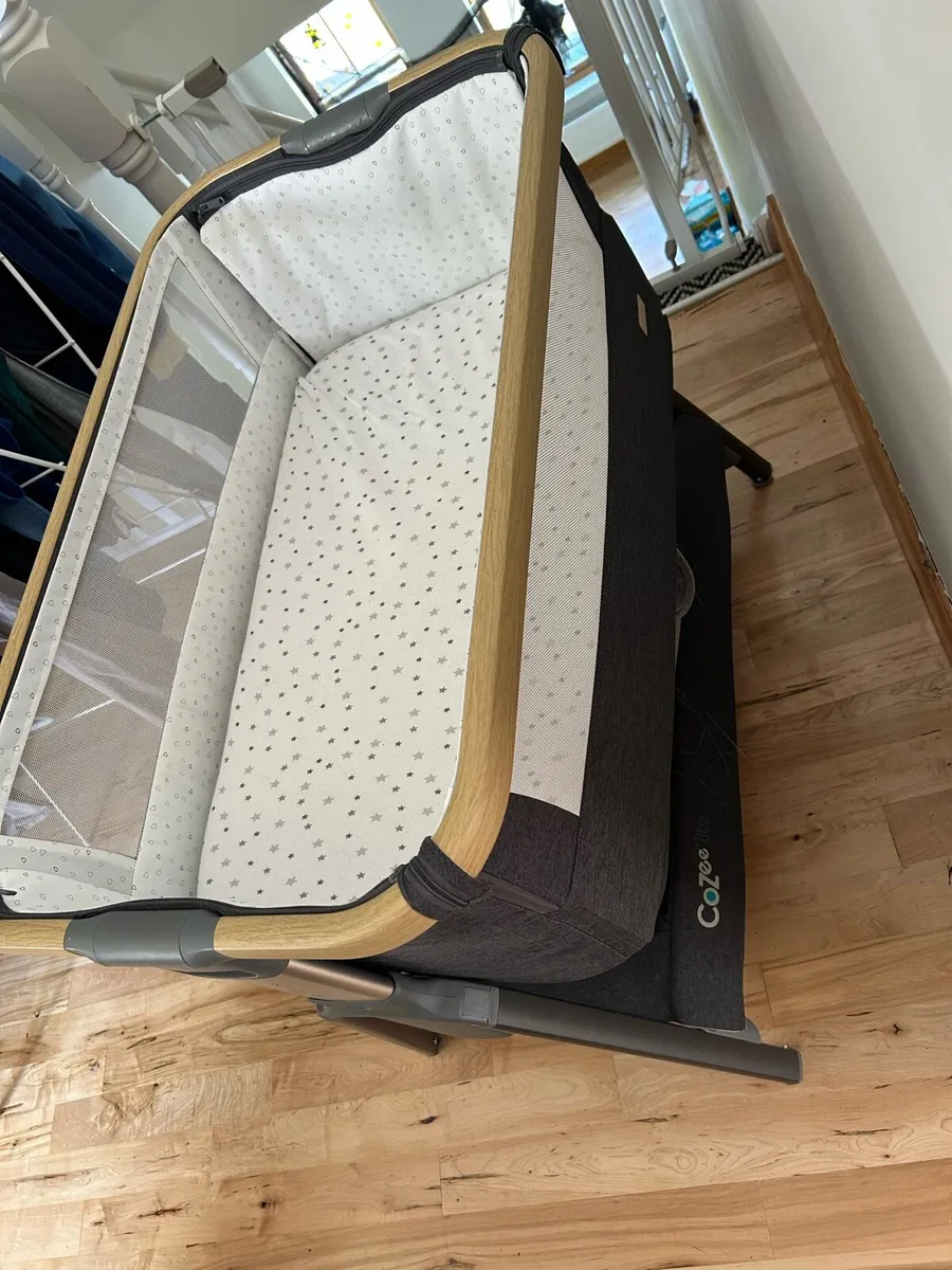 Bedside crib /travel cot with memory foam mattress - Image 4
