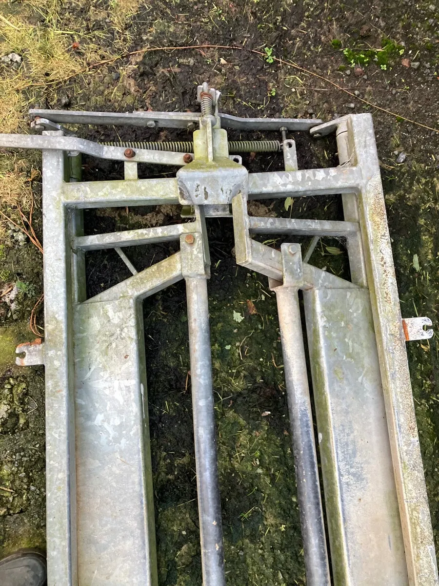 Crush gate - Image 1