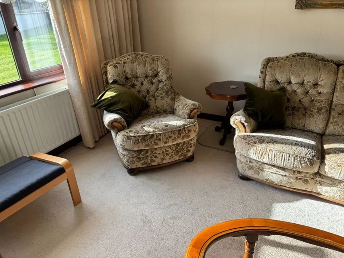 Suite of furniture - Image 1