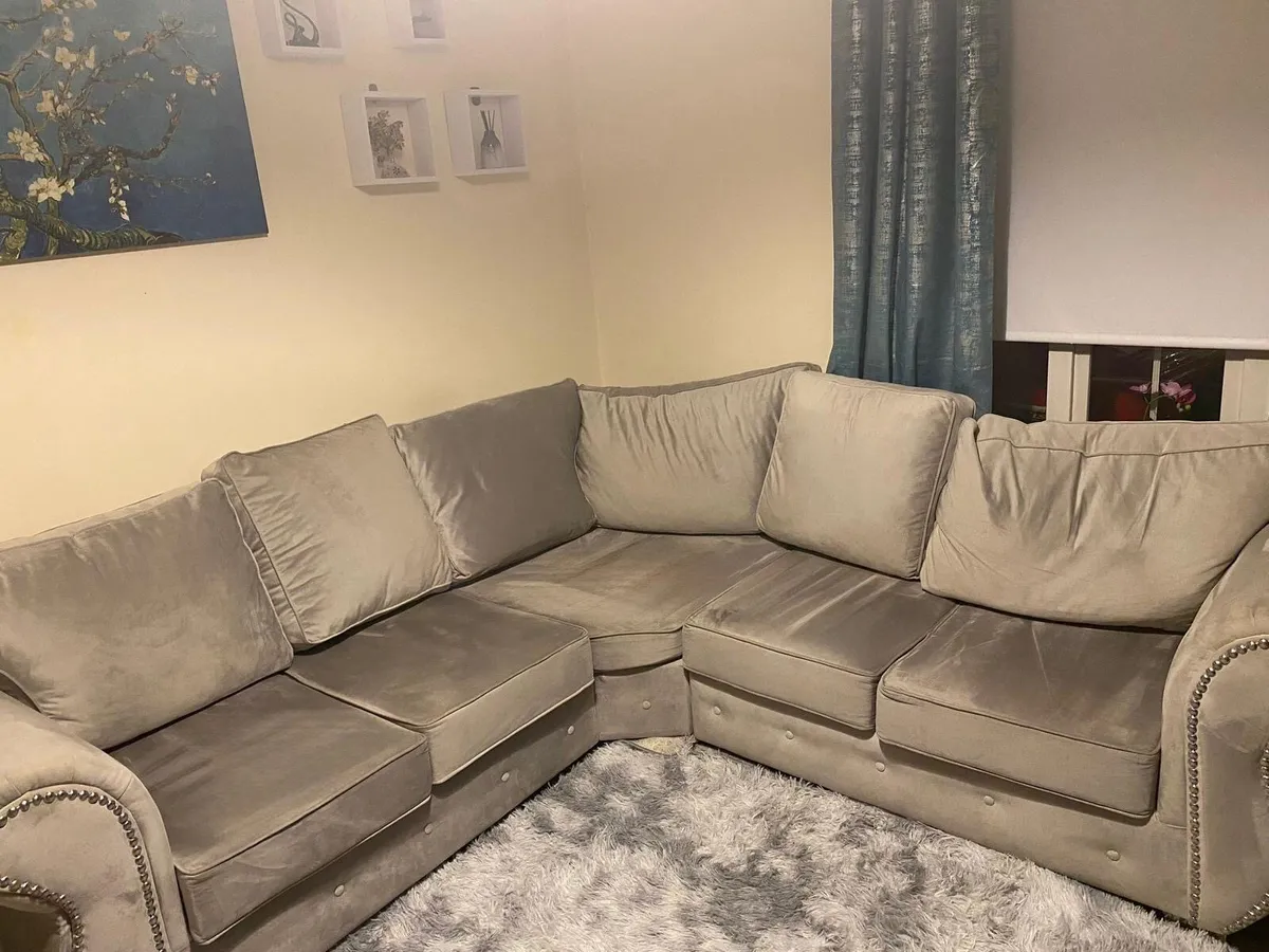 Studded velvet 5-seater L-shaped sofa - Image 1