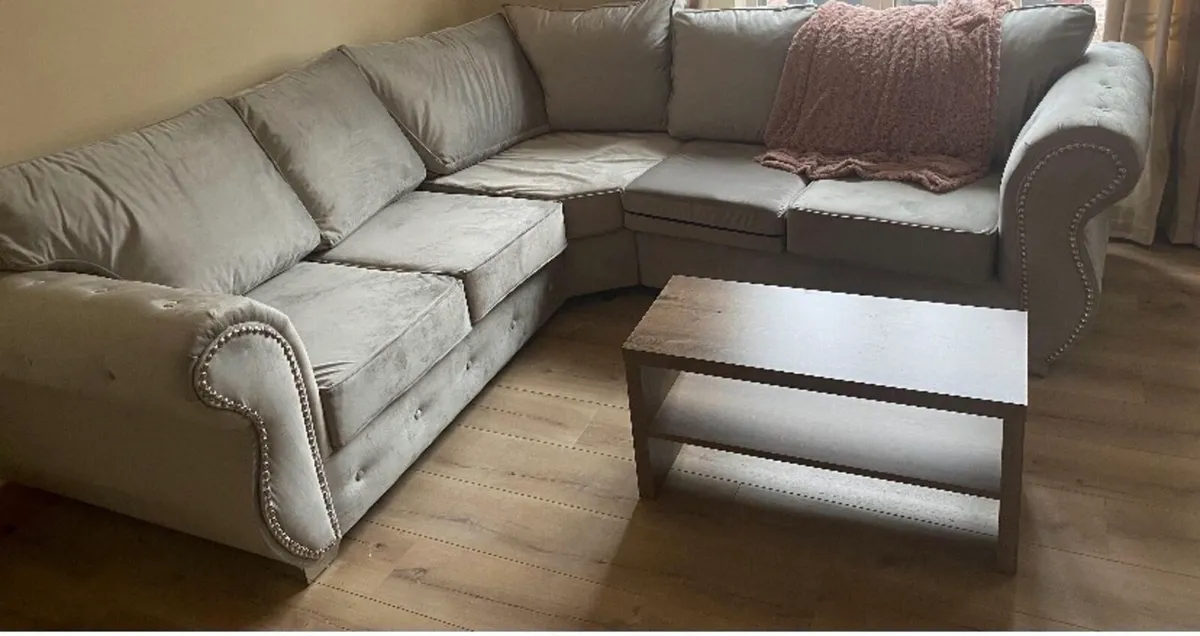 Studded velvet 5-seater L-shaped sofa - Image 2