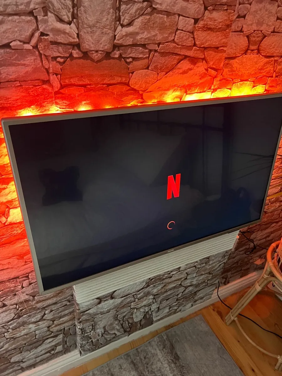 Philips TV 32 inch with Ambilight incl. Wall Mount - Image 1