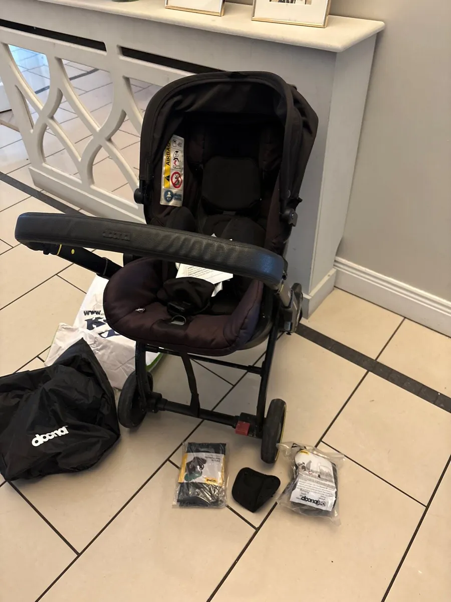 Doona X stroller base and rain cover - Image 1