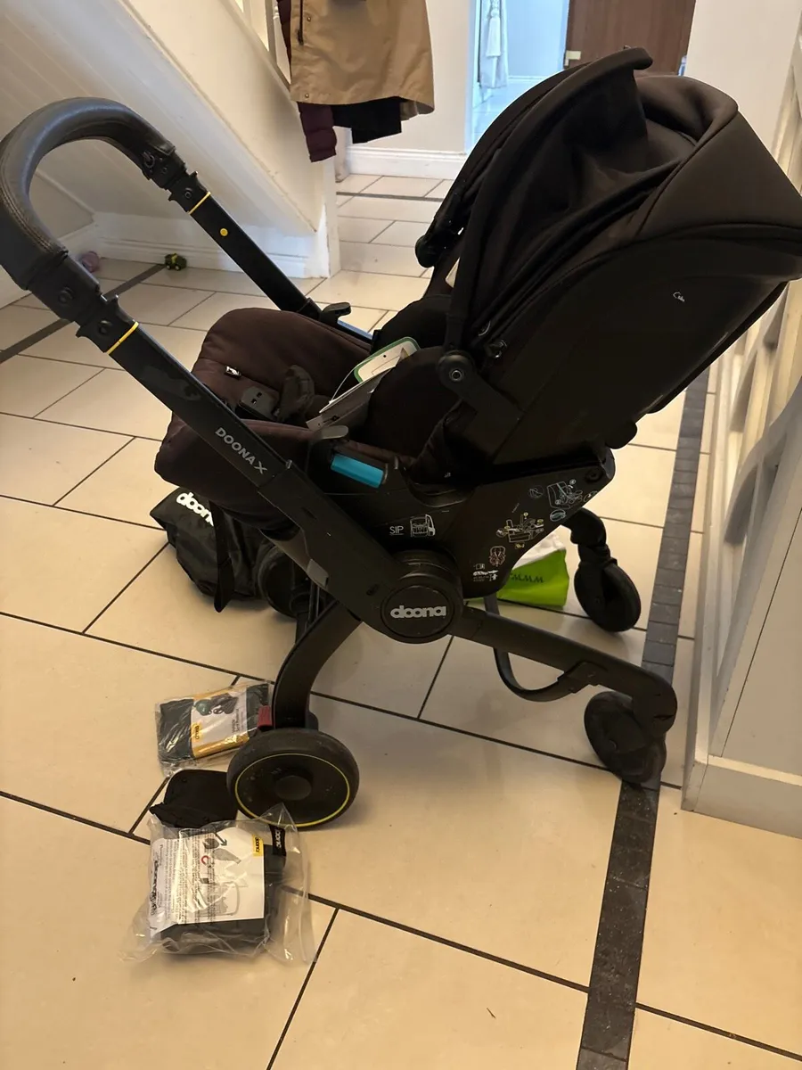 Doona X stroller base and rain cover - Image 2