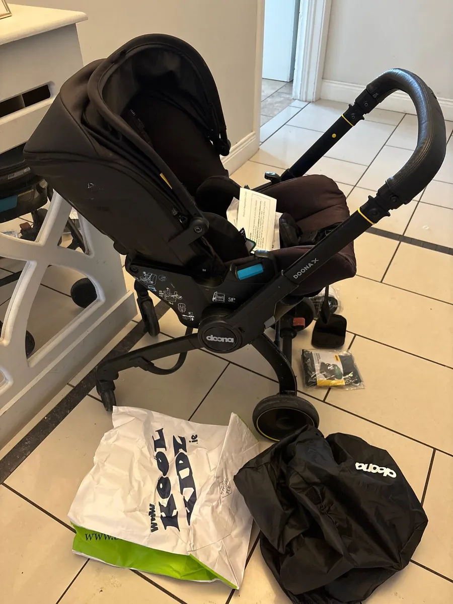Doona X stroller base and rain cover - Image 3