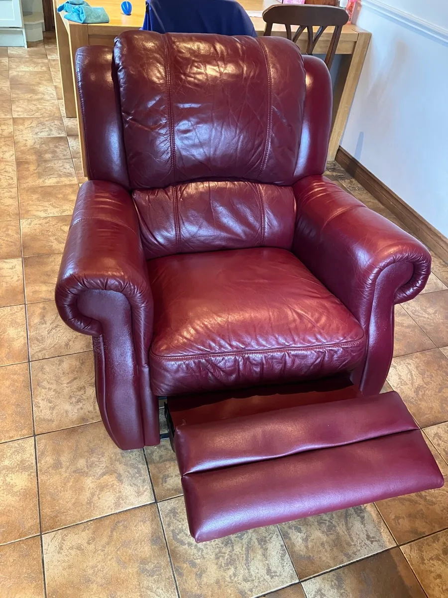 2 leather recliner armchairs - Image 1