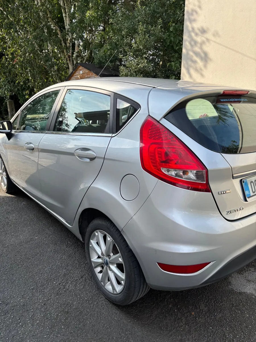 2009 Ford Fiesta - Image 2