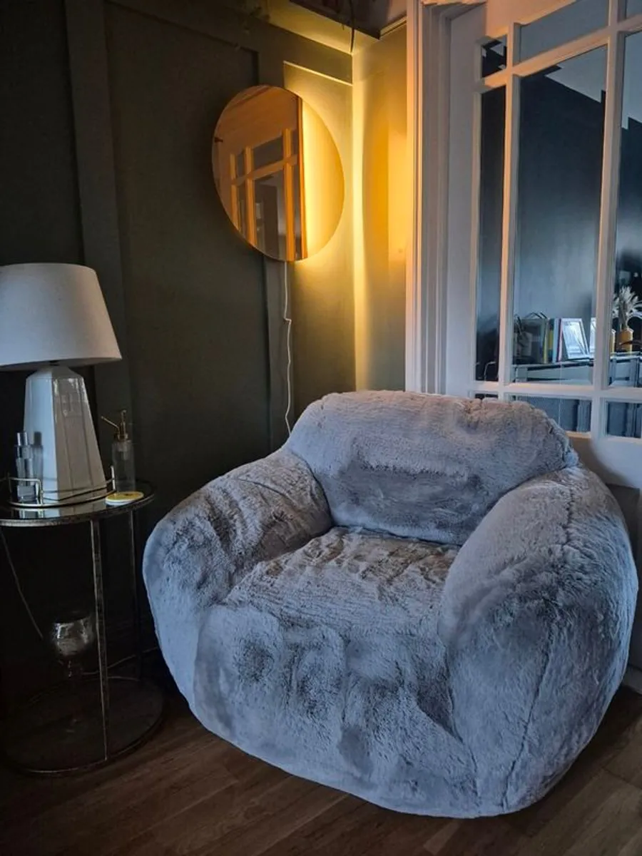 SNUGGLE DFI faux fur large grey Chair - Image 2