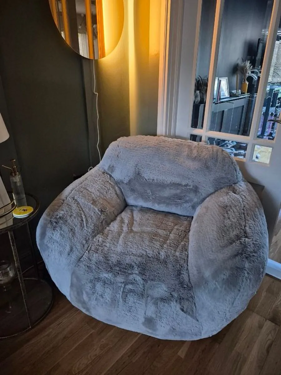SNUGGLE DFI faux fur large grey Chair - Image 3
