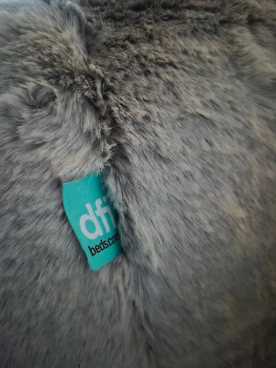 SNUGGLE DFI faux fur large grey Chair - Image 4