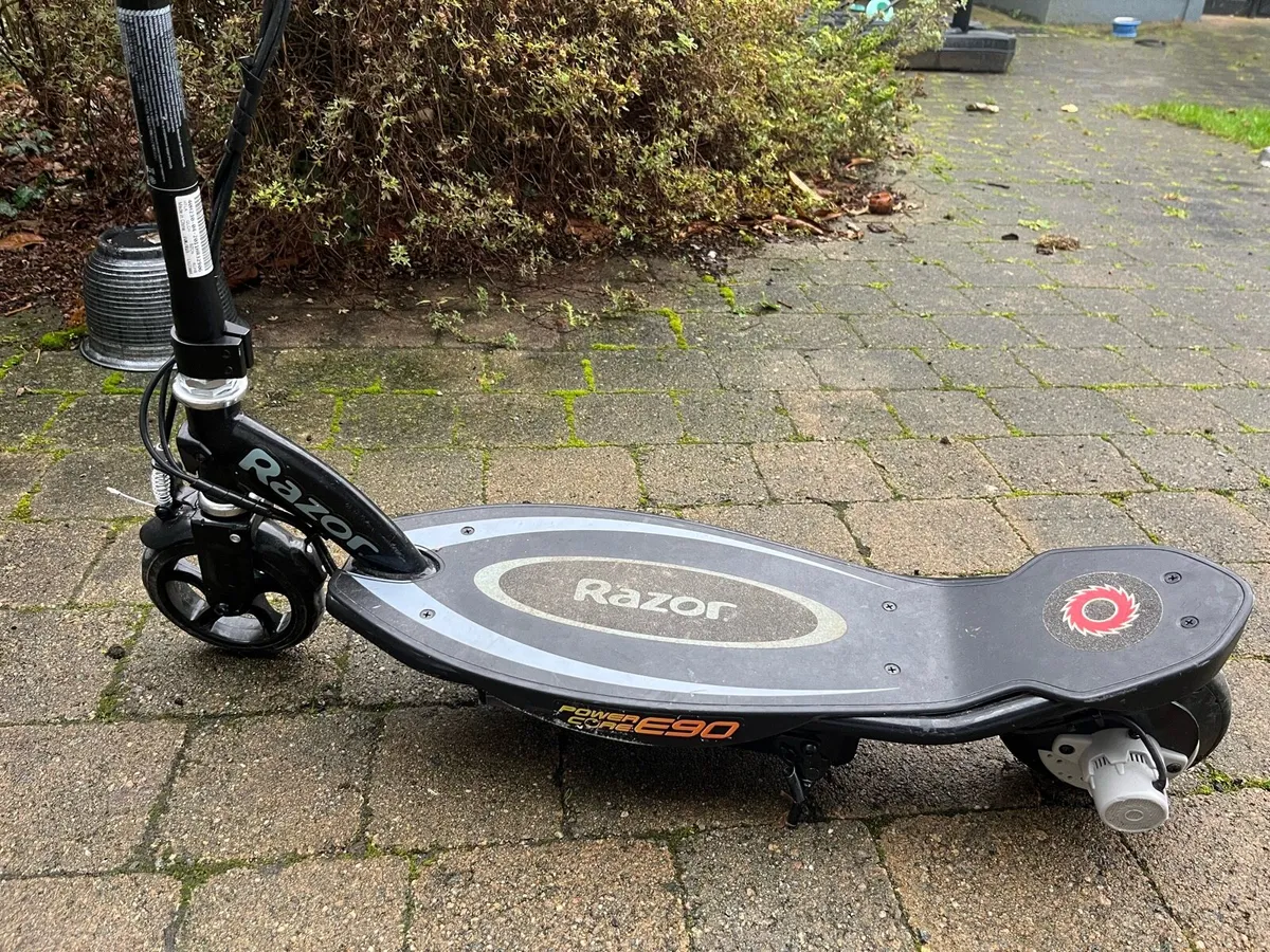 Razor Power Core E90 Electric Scooter - Image 2