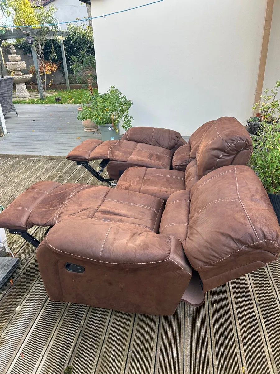Great condition suede 3 seater / 2 recliner couch - Image 3