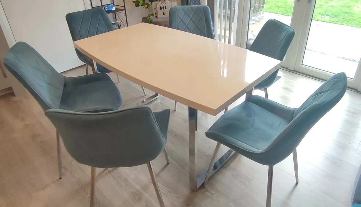 Dining table and chairs - Image 1