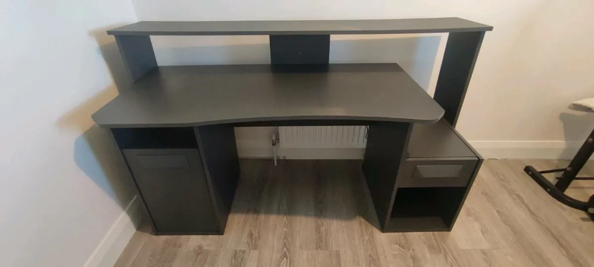 Computer desk - Image 1