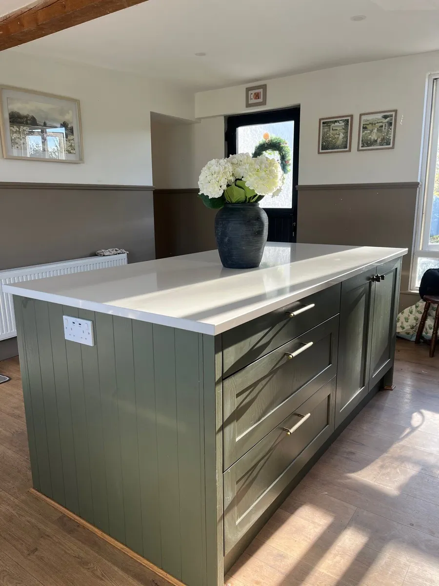 Kitchen island - Image 1