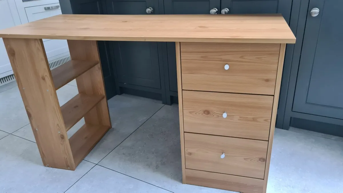 Study desk - Image 1