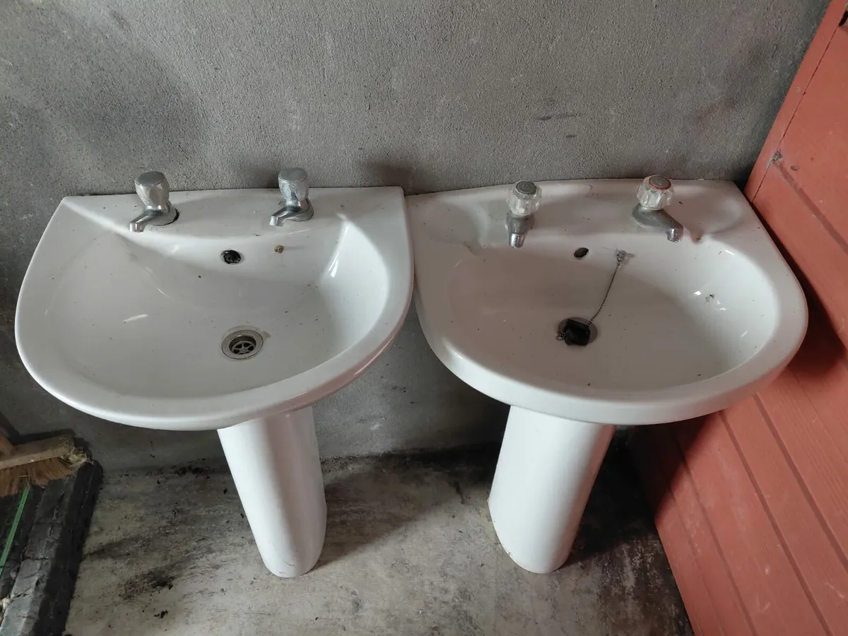 2 Bathroom sinks