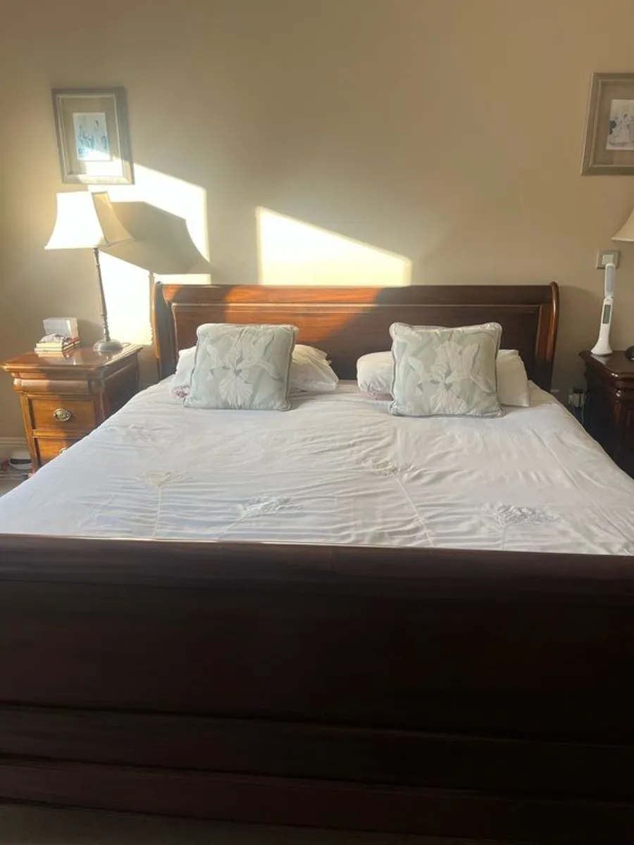 Sleigh bed 6ft and matching lockers - Image 1