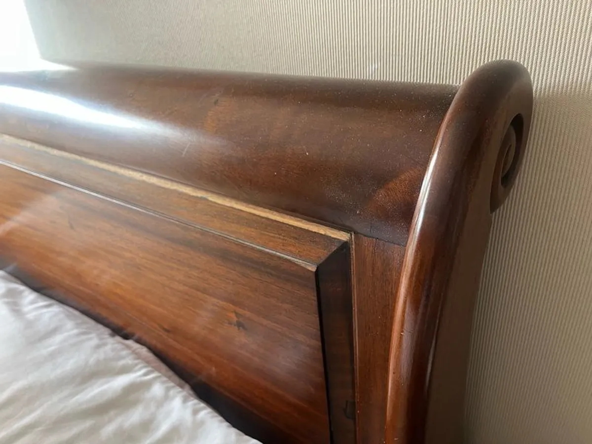 Sleigh bed 6ft and matching lockers - Image 3