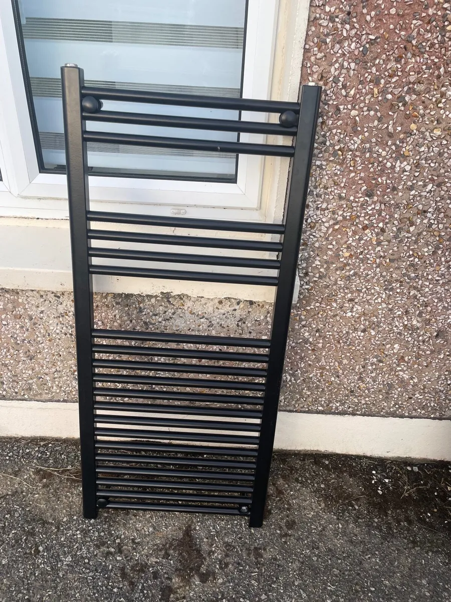 BLACK TOWEL RAIL/RADIATOR