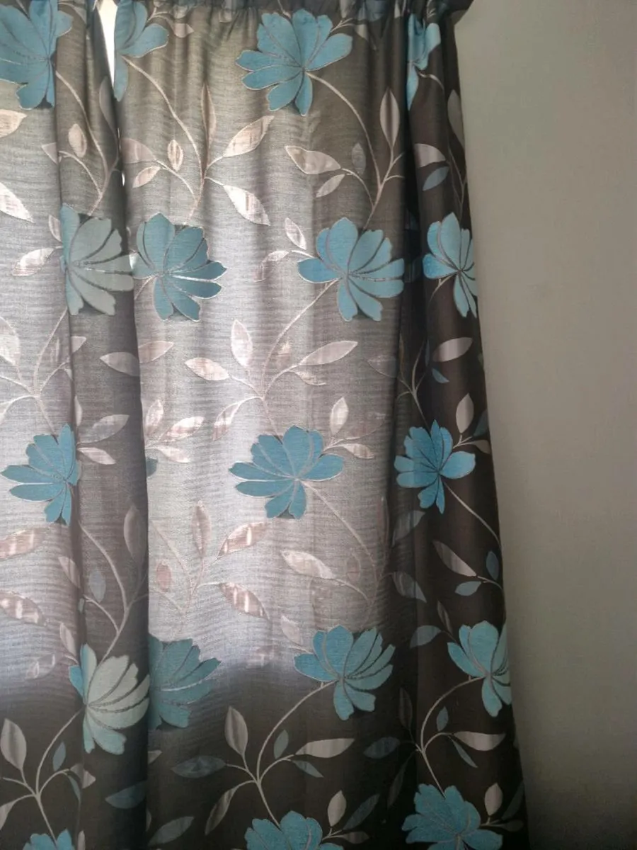 Fireplace, curtains and poles - Image 2