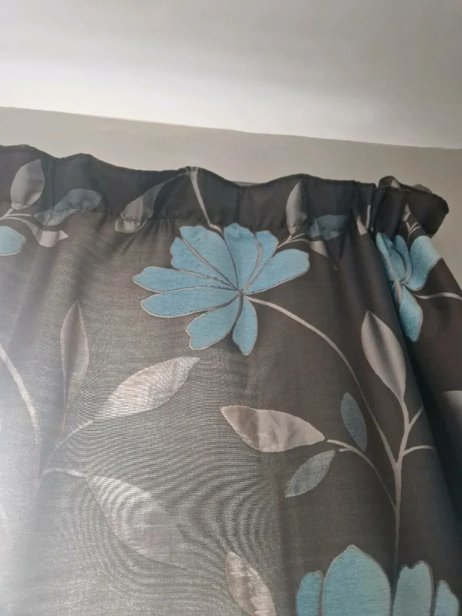 Fireplace, curtains and poles - Image 3