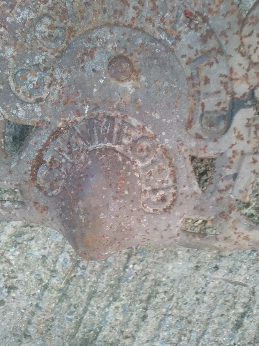 Old vintage cast iron seat - Image 1