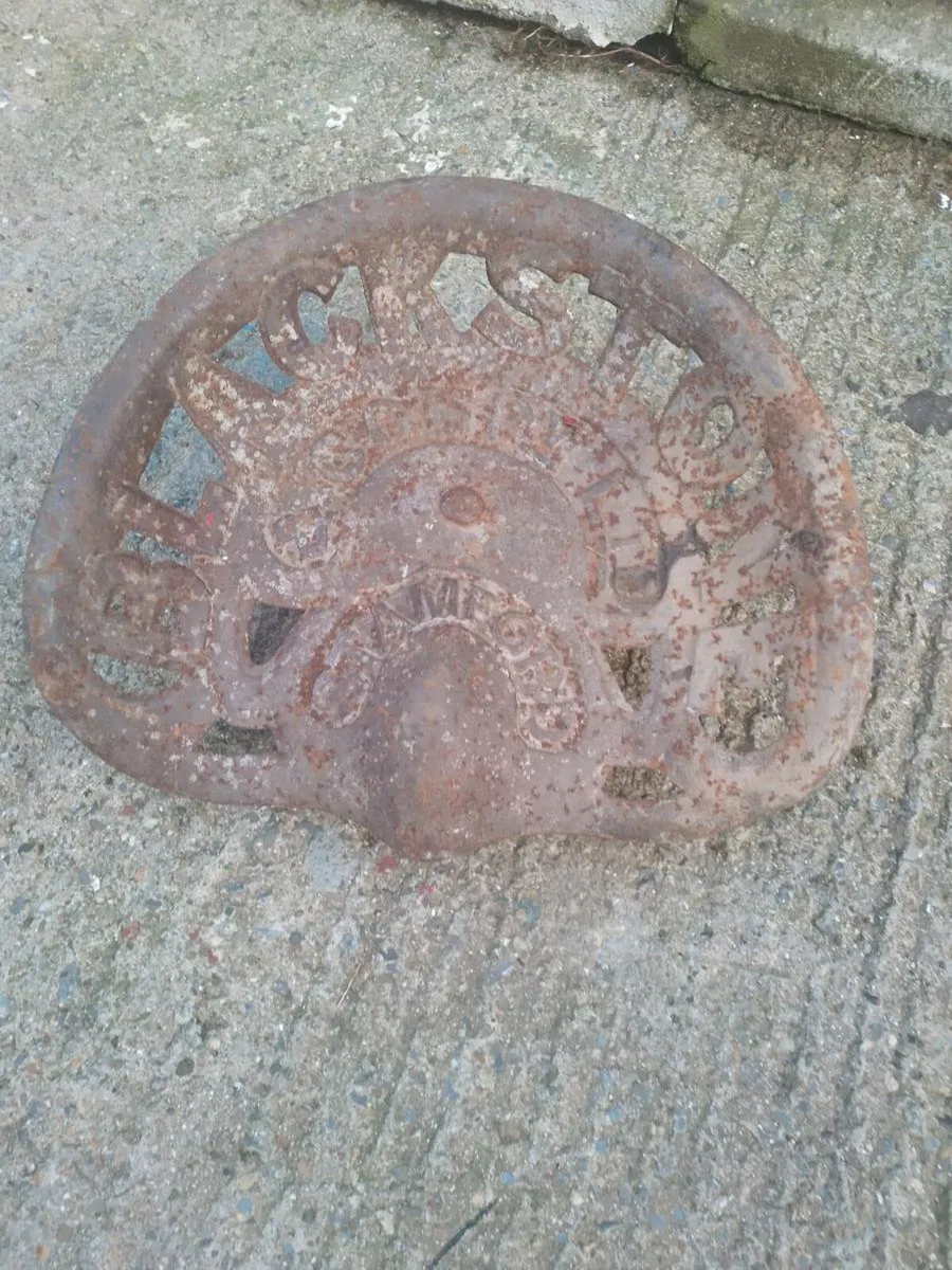 Old vintage cast iron seat - Image 3