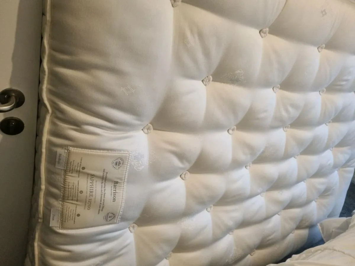 King size mattress, headboard & based whith 2 draw - Image 1