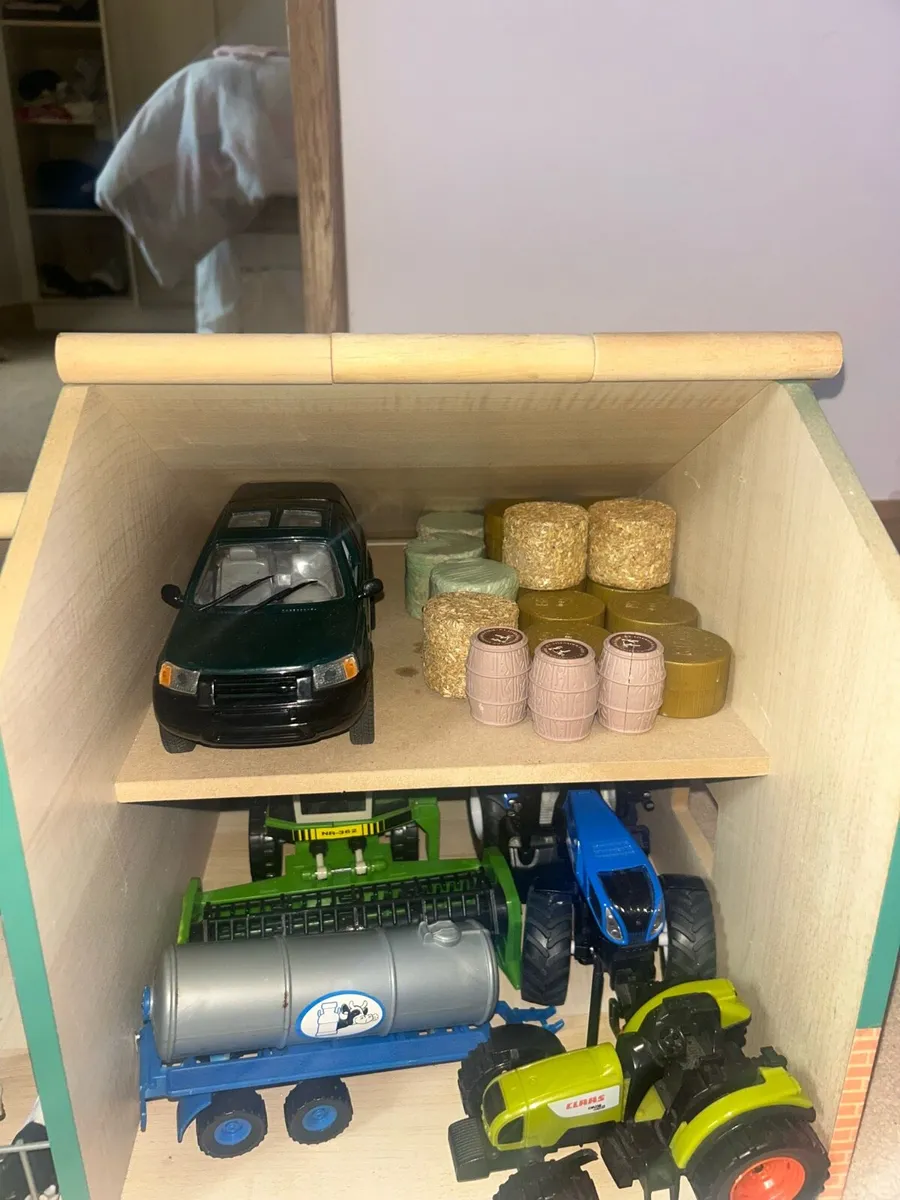 Farm and stables - Image 2