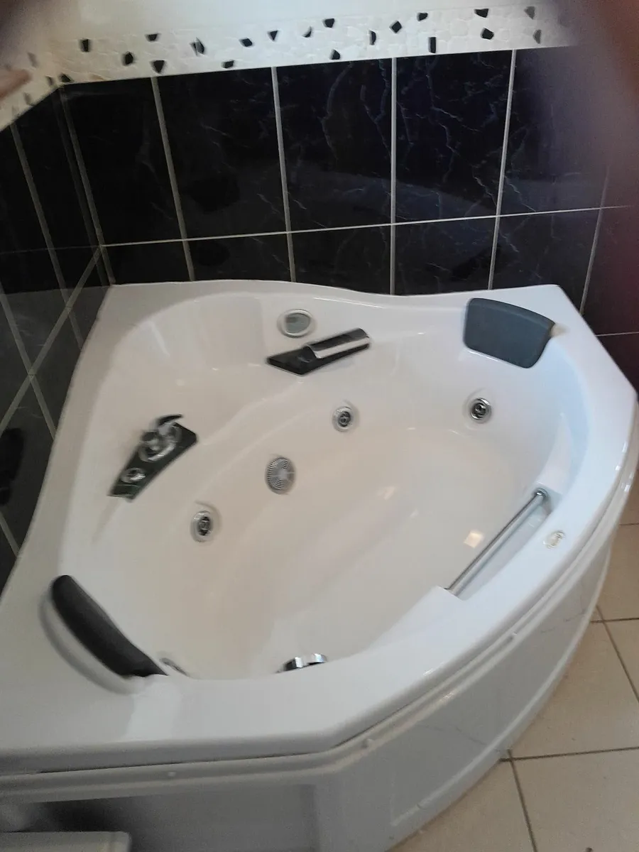 Jacuzzi  toilet  sink - Image 1