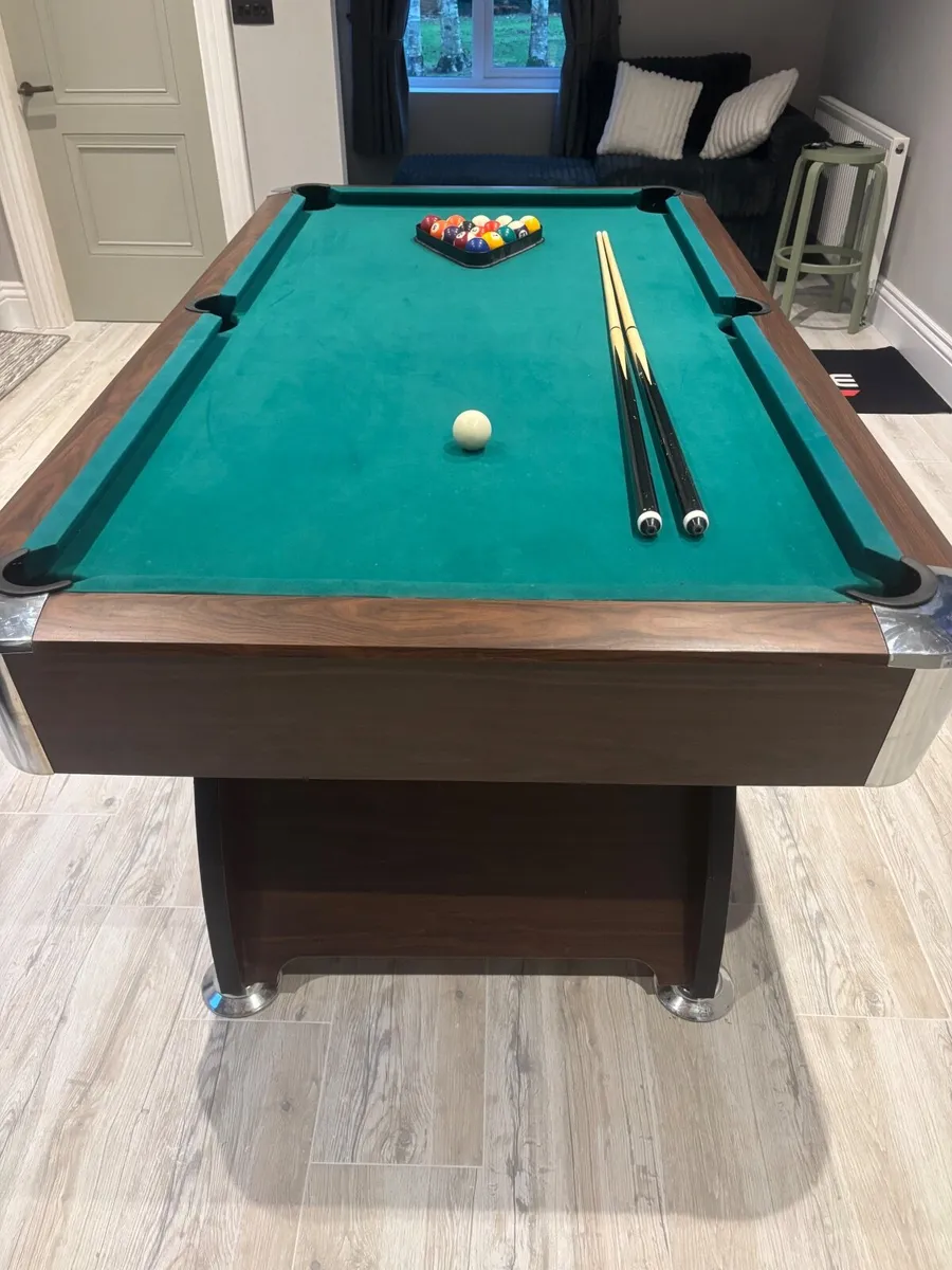 Pool table - Image 1