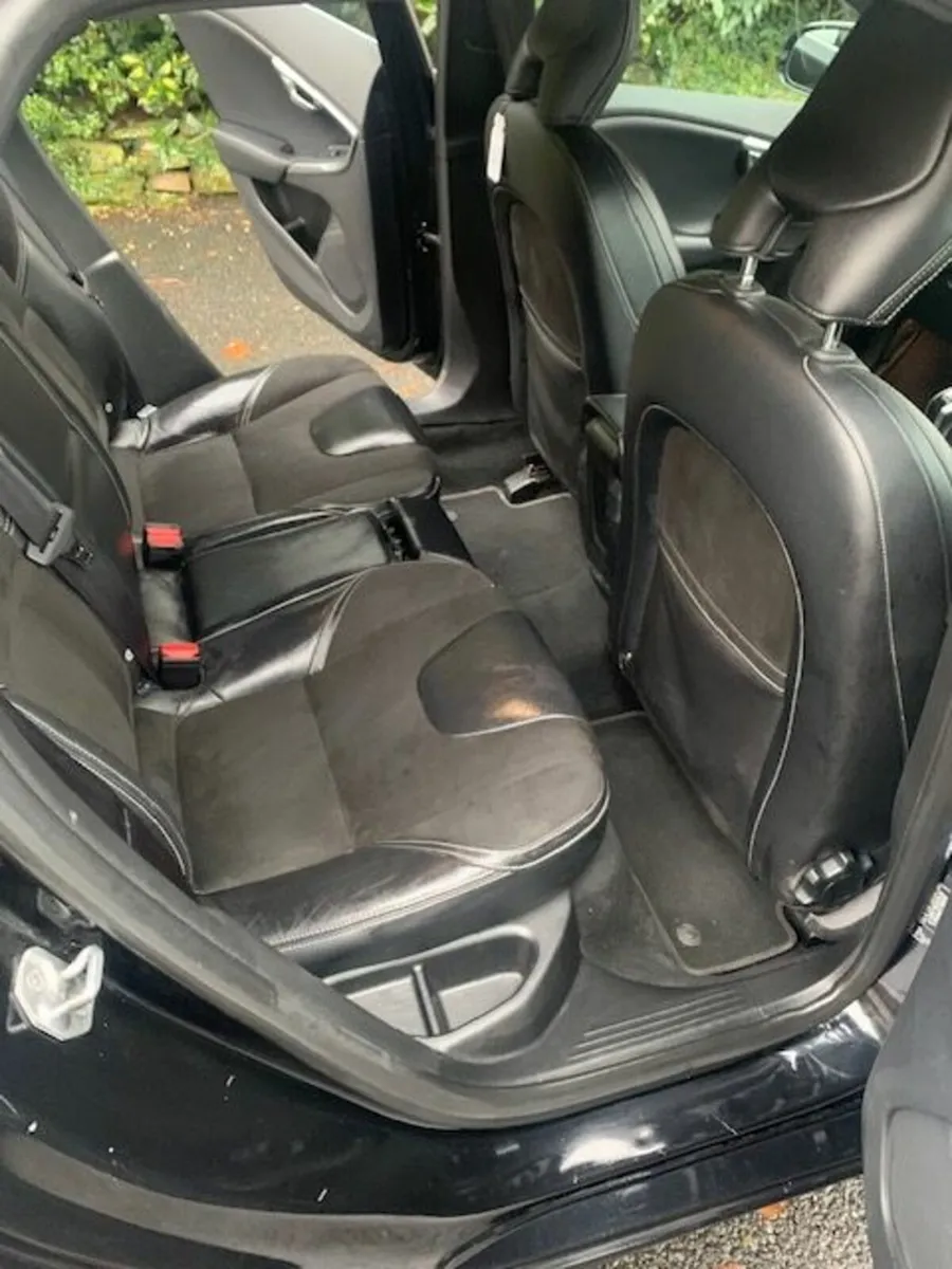 Volvo V40 2014 - Image 2