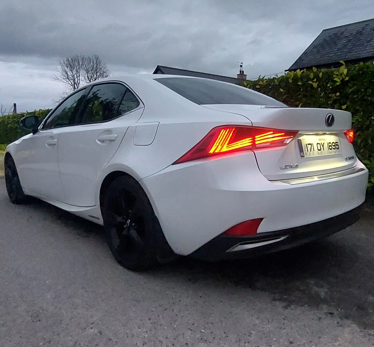 Lexus IS300h - Image 1