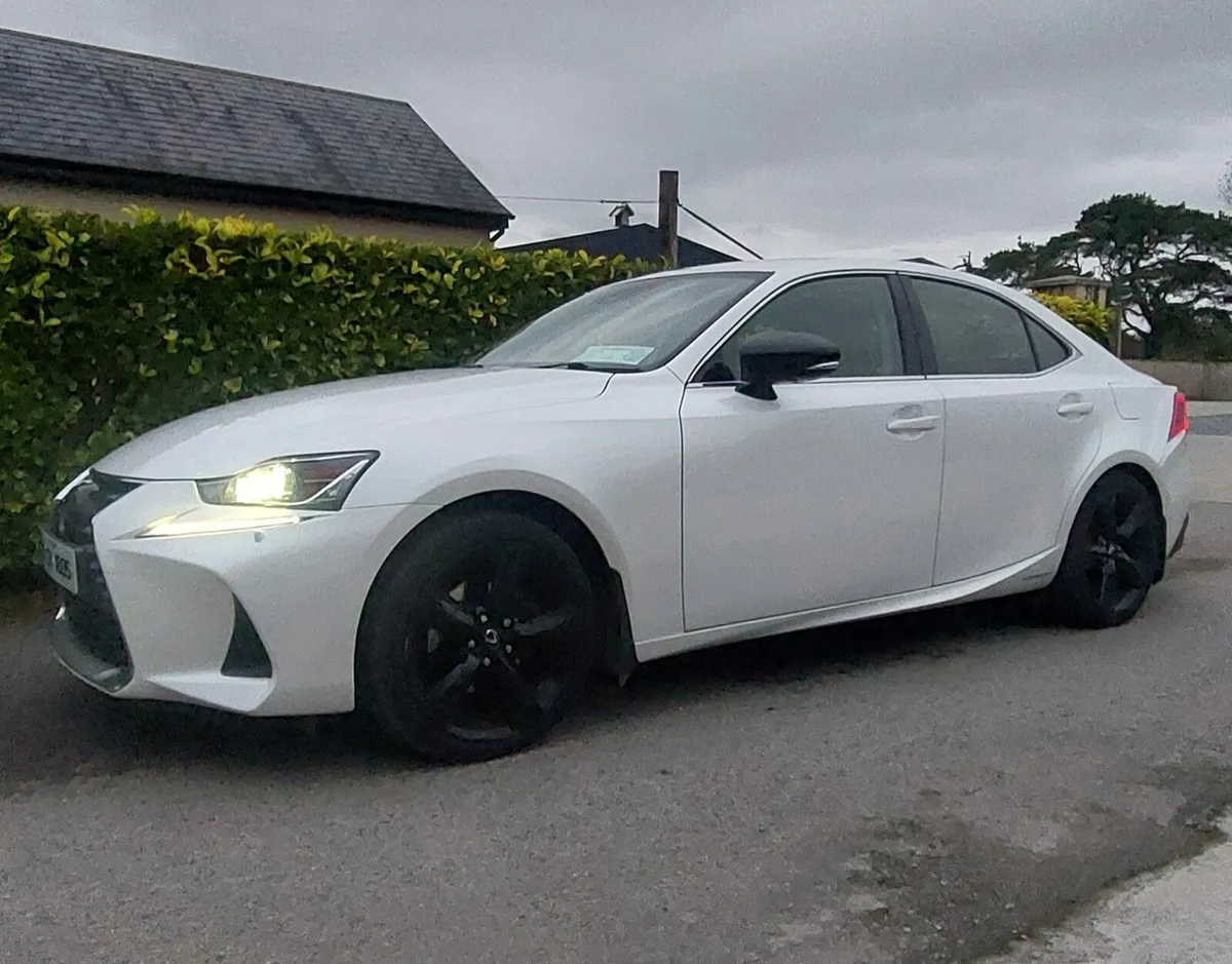 Lexus IS300h - Image 2