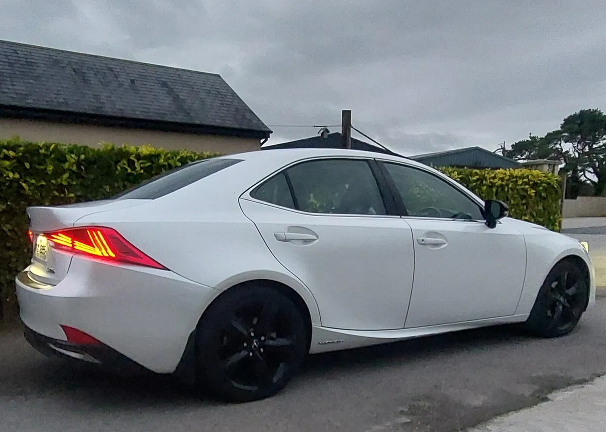 Lexus IS300h - Image 3
