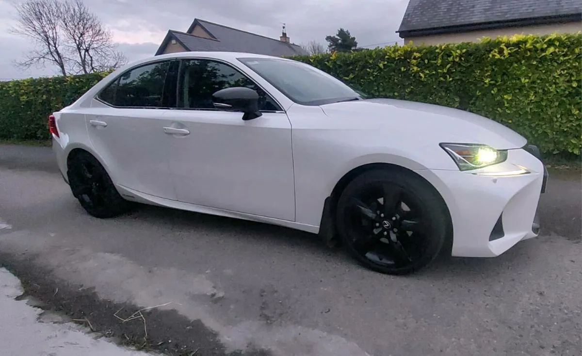 Lexus IS300h - Image 4