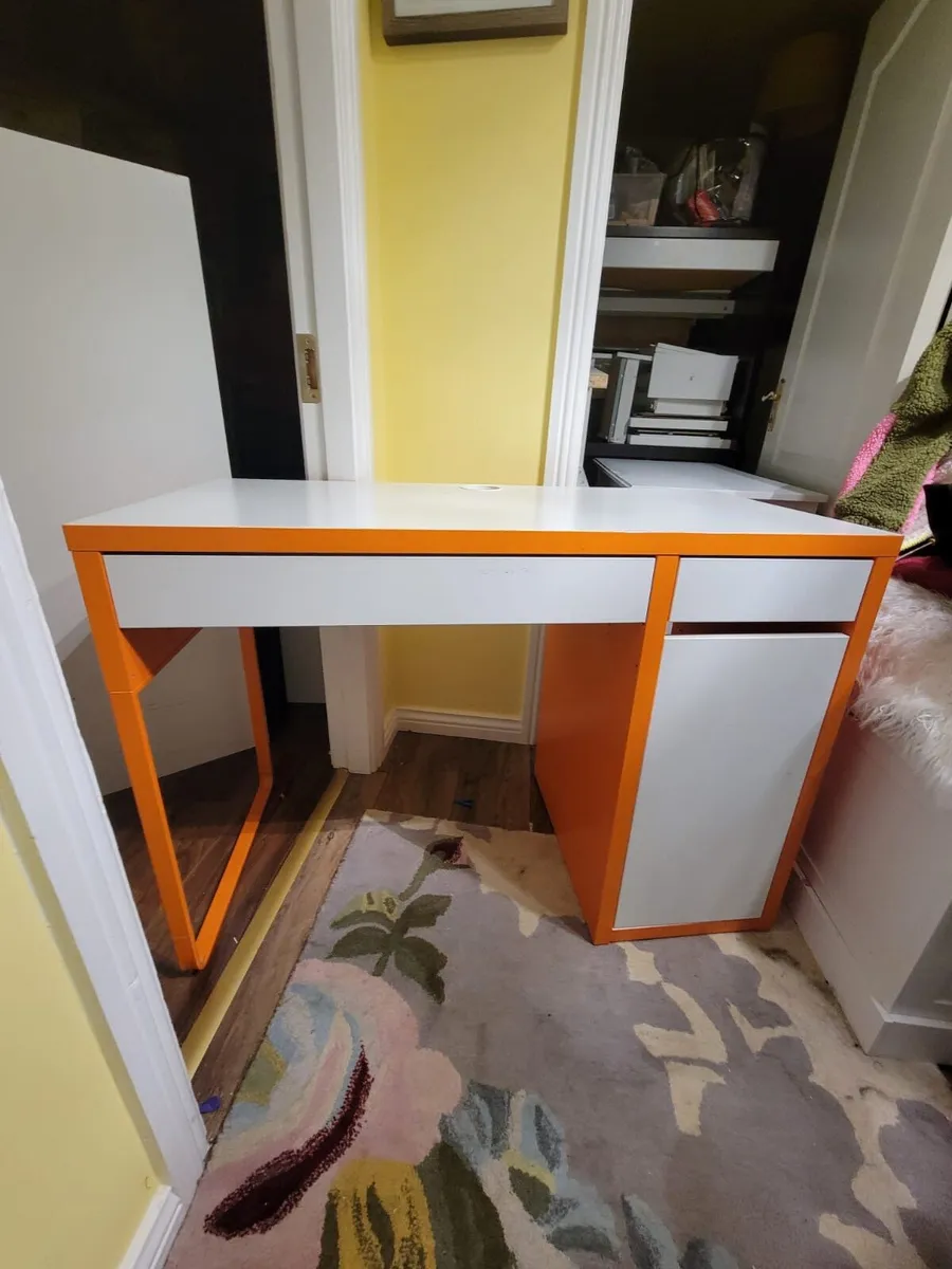 Study desk - Image 1