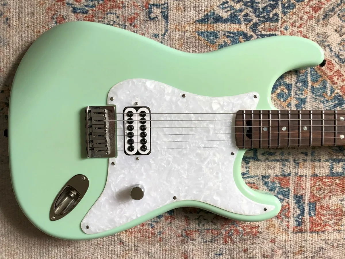F-Style Stratocaster Tom Delonge Surf Green Electr - Image 1