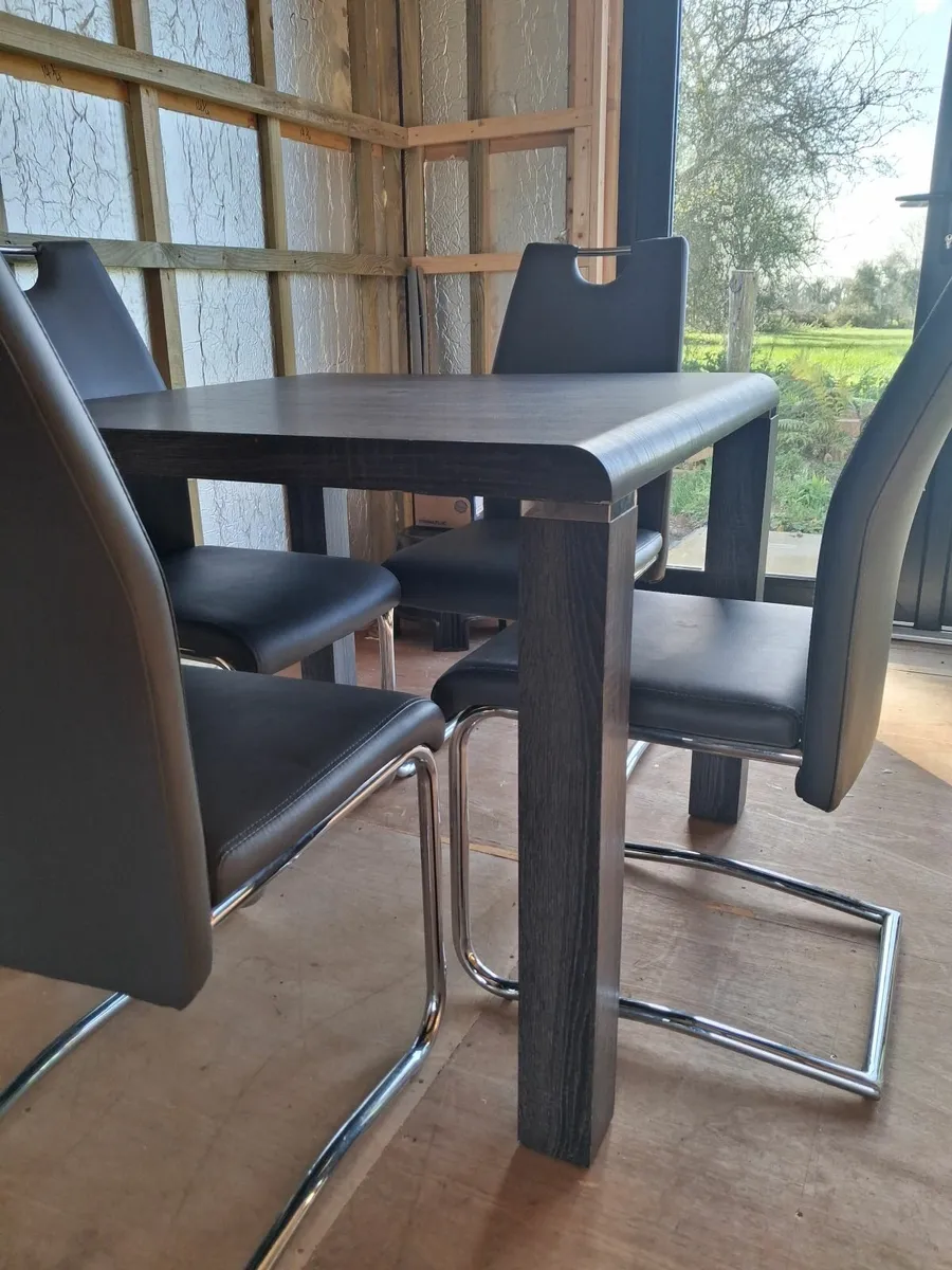 Table and chairs - Image 2