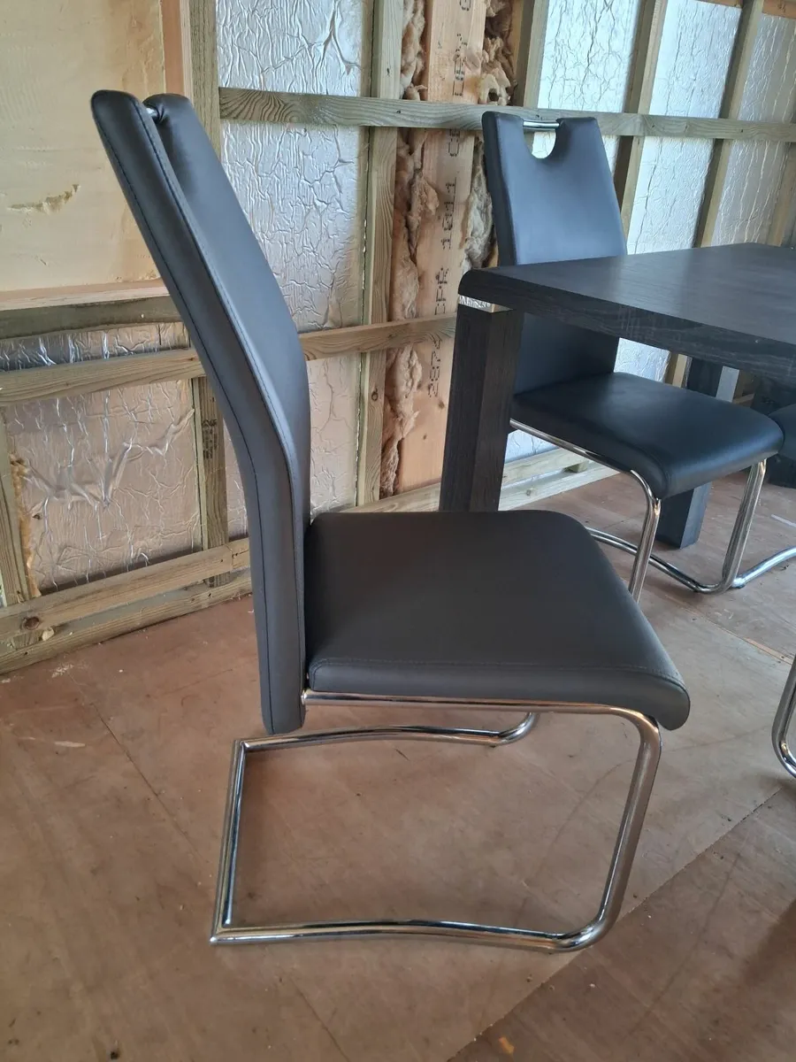 Table and chairs - Image 4