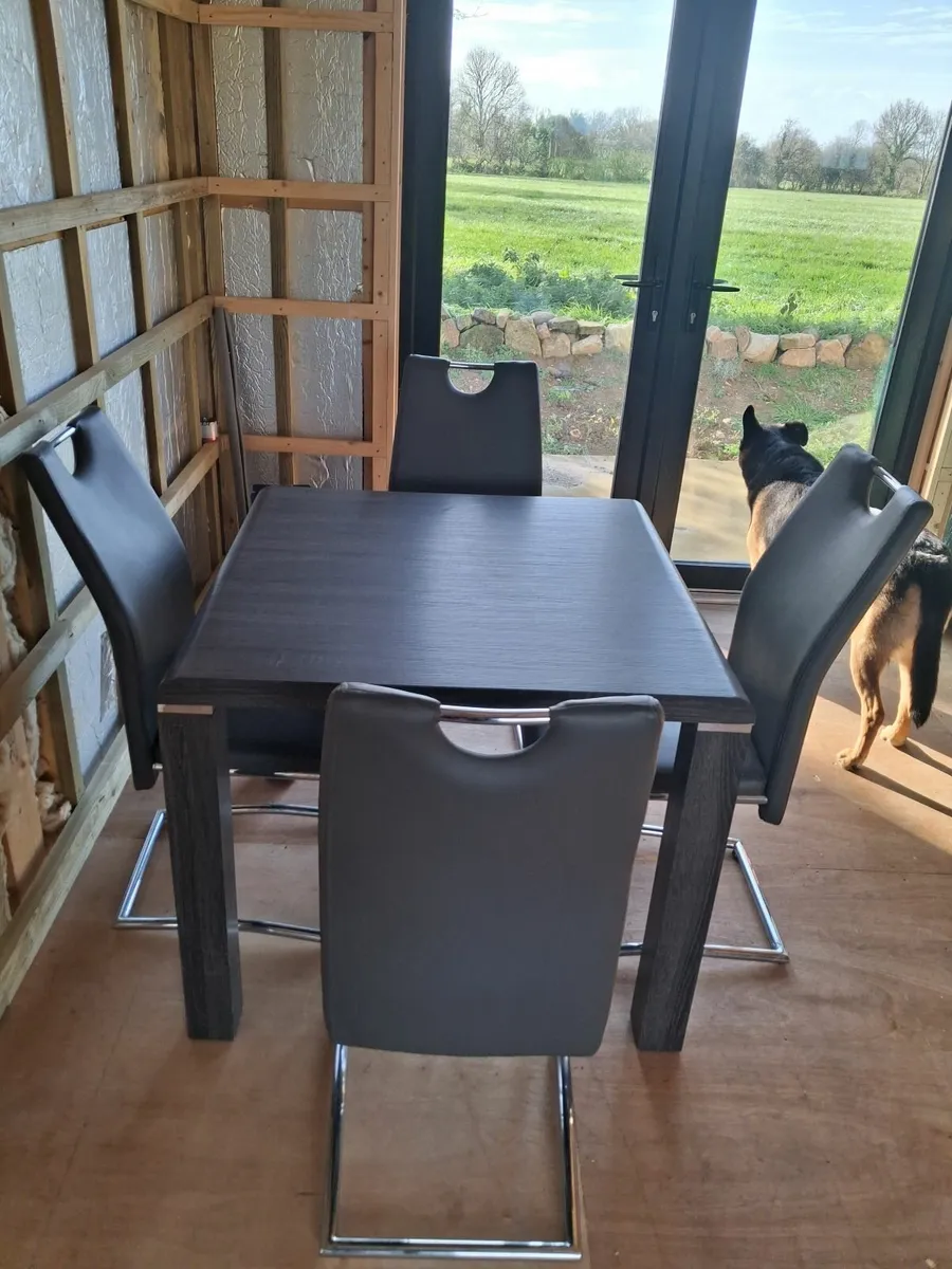 Table and chairs - Image 1