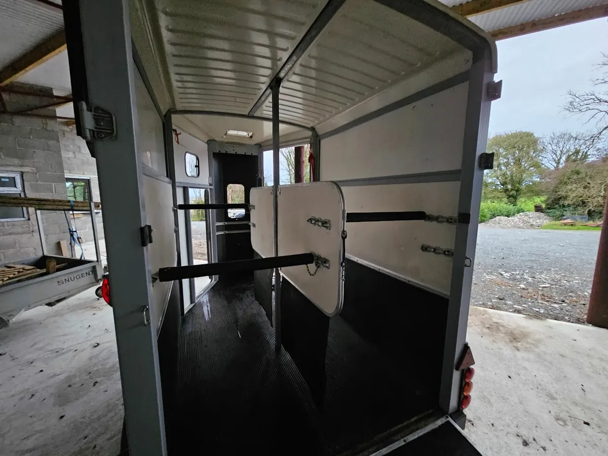 HB506 Ifor Williams Double Horsebox Trailer - Image 2