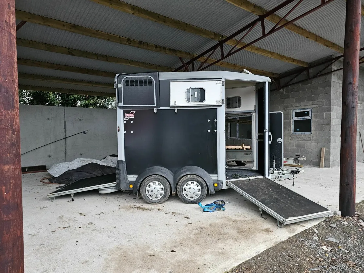 HB506 Ifor Williams Double Horsebox Trailer - Image 1