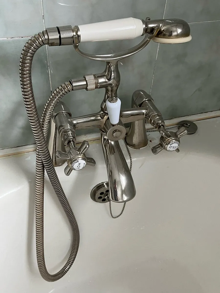 Bath mixer taps