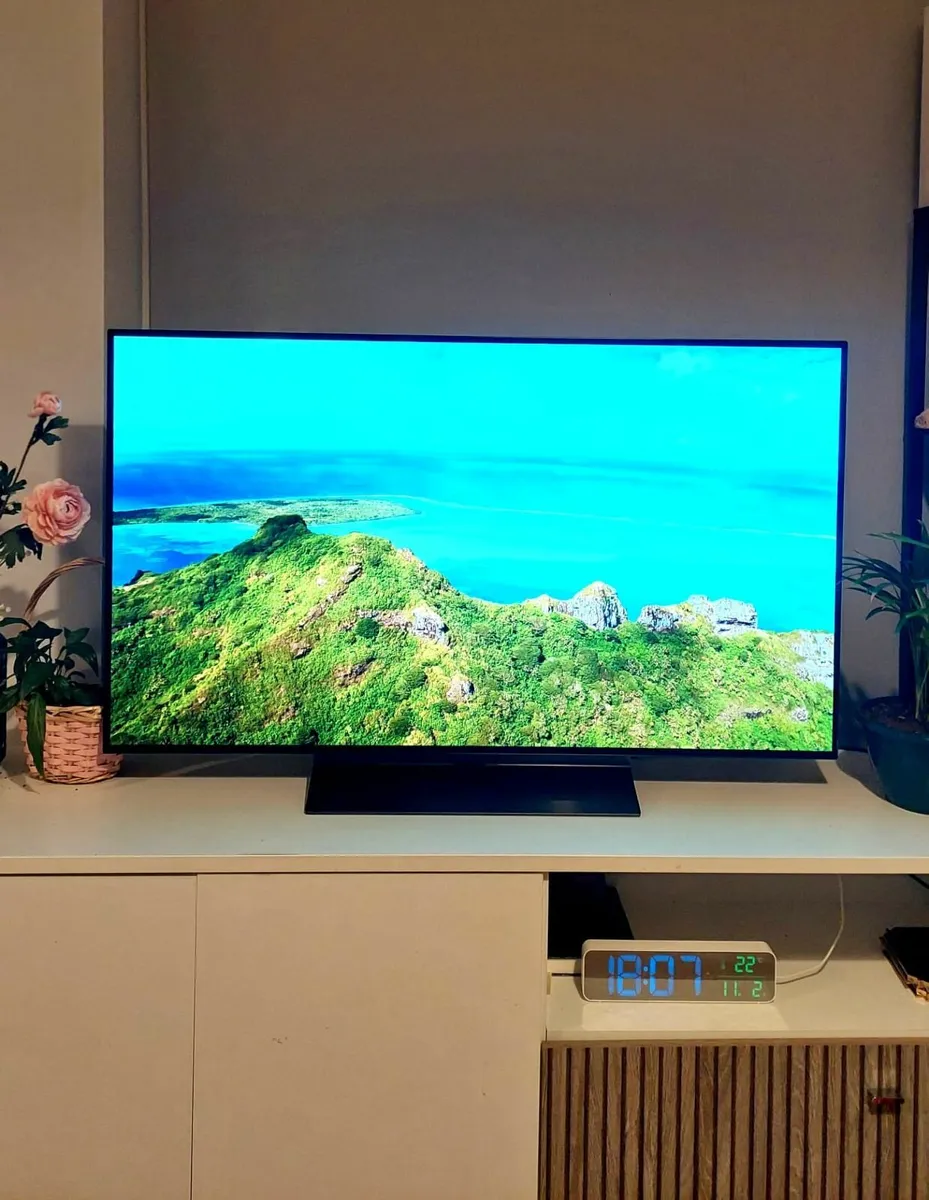 TV OLED 48 C44 2014 4K - Image 1