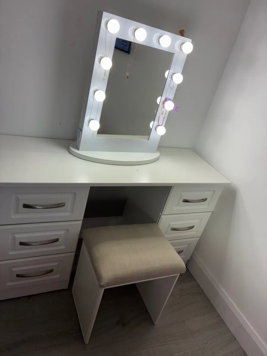 Hollywood vanity unit - Image 1