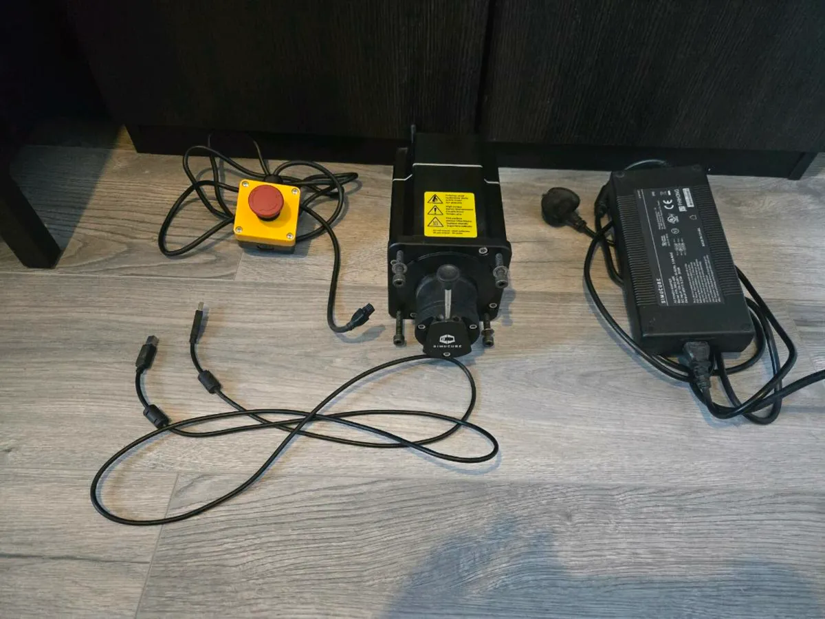 Sim racing wheel, base, pedals. - Image 1