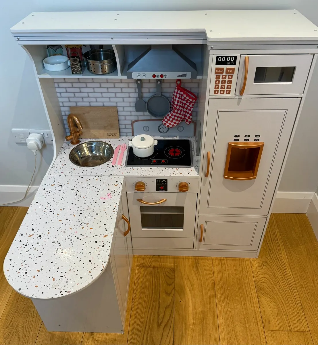 Toy Kitchen - Deluxe Wooden Play Kitchen - Image 3