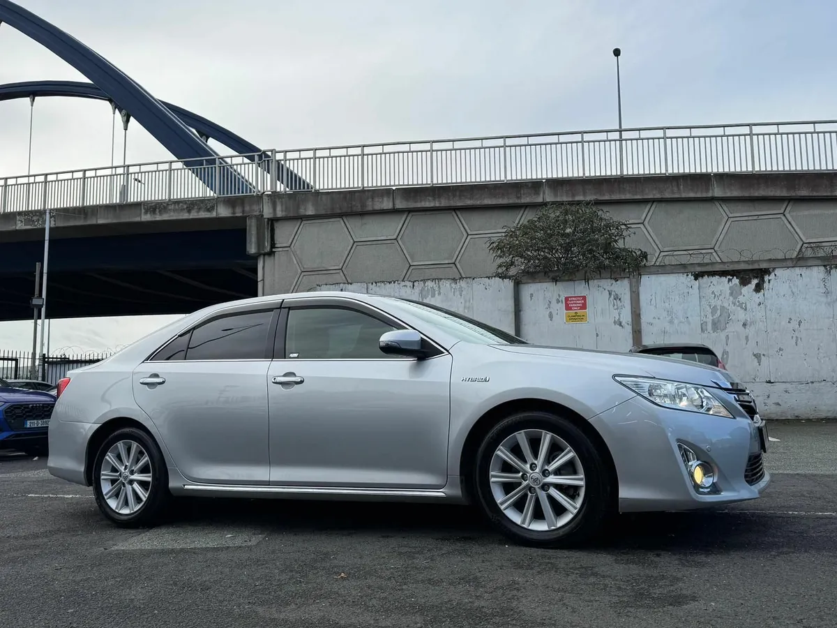 Toyota Camry Hybrid 2014 - Image 2